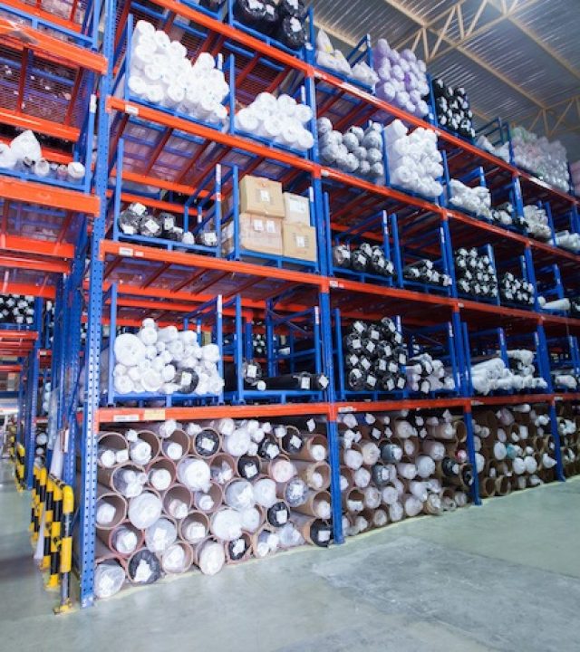 almacén sobre estanterías metálicas