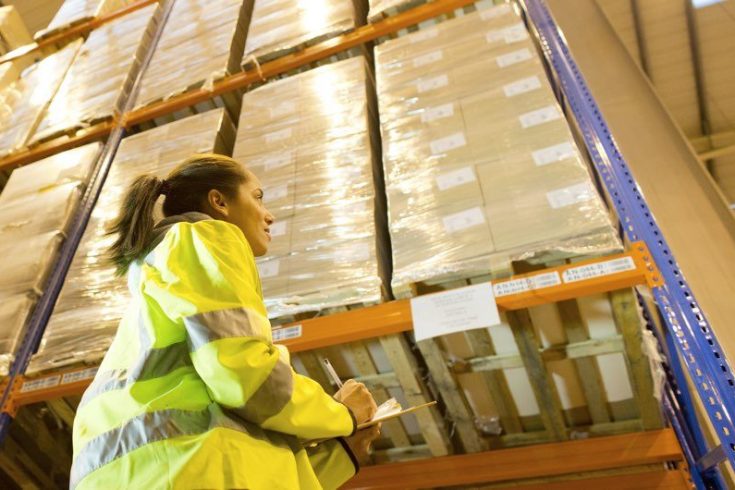 La revisión de estanterías, clave para evitar caídas de estanterías y otros accidentes en el almacén La revisión de estanterías evita accidentes en el almacén