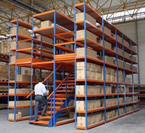 Mejorar la capacidad de almacenamiento de un almacén con estanterías para pasillos elevados